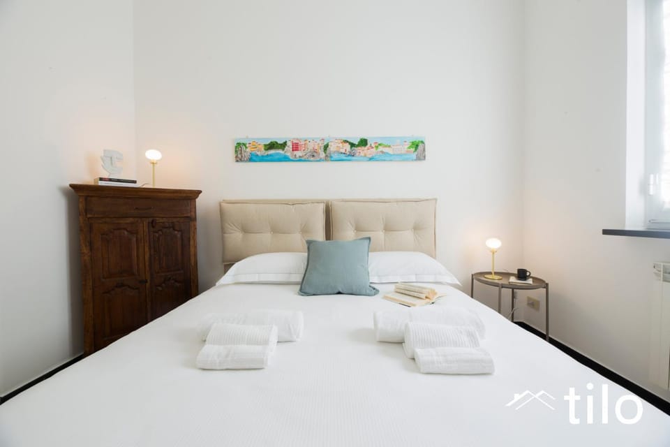 Bed, Photo of the whole room, towels