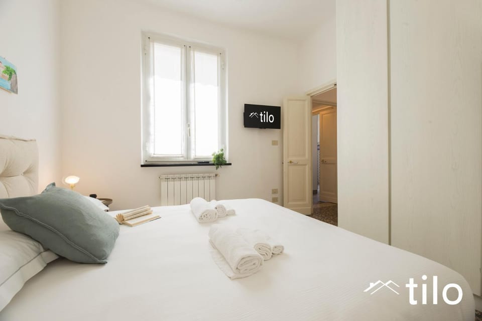 Bed, TV and multimedia, Photo of the whole room, towels, wardrobe