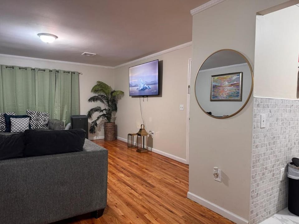 Branch brook Park Elegant 3 bedroom by EWR Airport NYC Apartment in East Orange