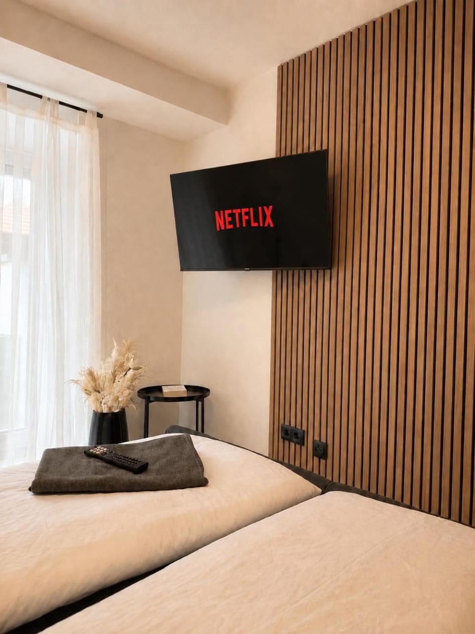 Bed, TV and multimedia, Bedroom
