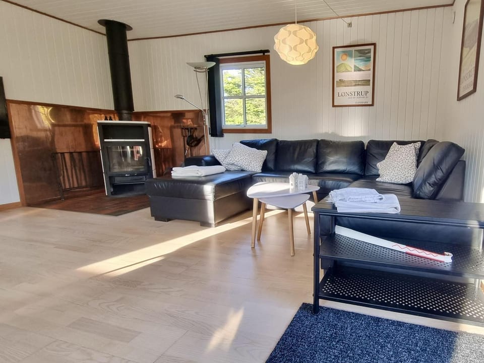 Helles-Ferienhaus-mit-Kamin-grossem-Grundstueck-und-zwei-Terrassen House in Løkken