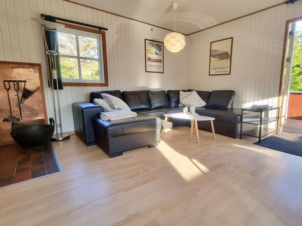 Helles-Ferienhaus-mit-Kamin-grossem-Grundstueck-und-zwei-Terrassen House in Løkken