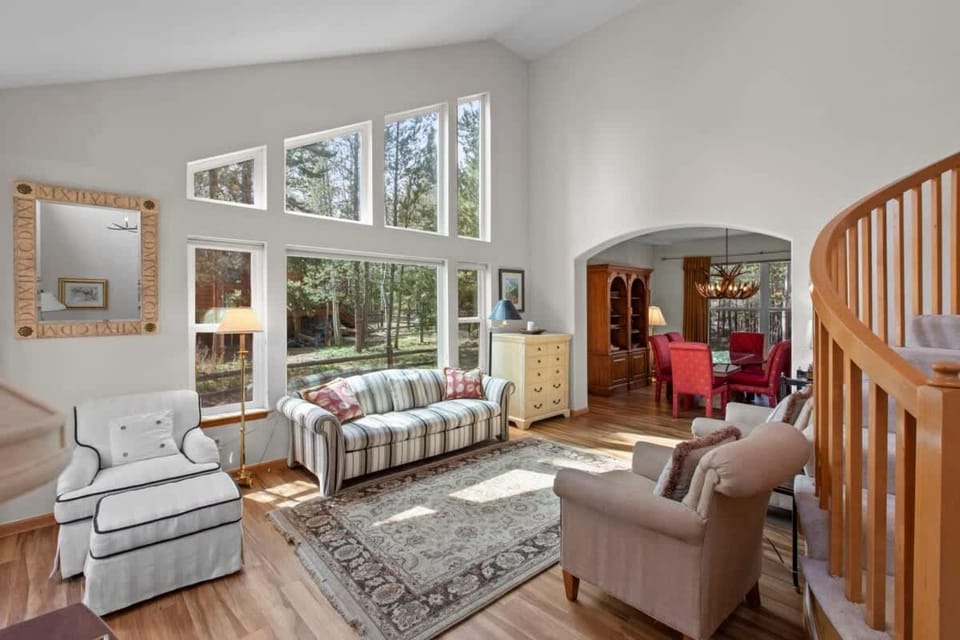Red Hawk Lodge - Mtn Views, Hot Tub, Sauna, AC House in Silverthorne