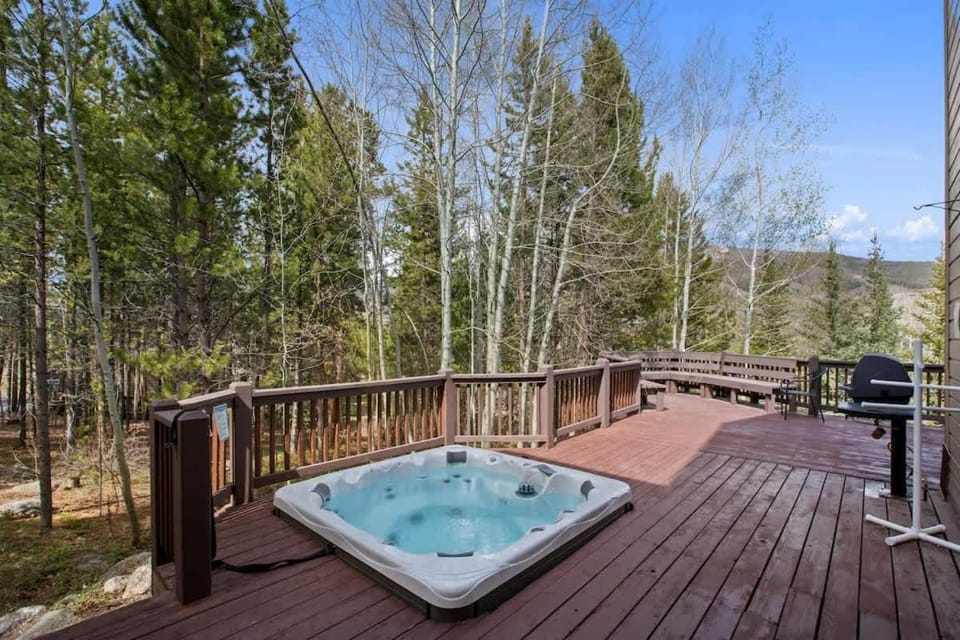 Red Hawk Lodge - Mtn Views, Hot Tub, Sauna, AC House in Silverthorne