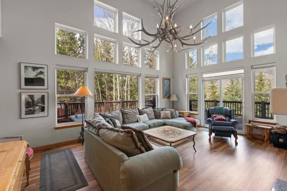 Red Hawk Lodge - Mtn Views, Hot Tub, Sauna, AC House in Silverthorne