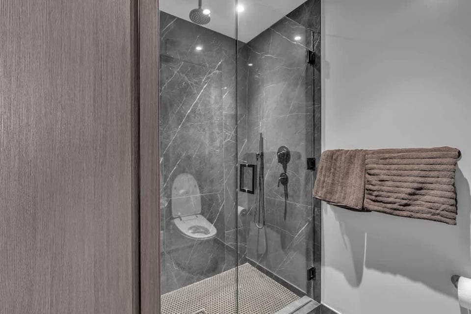 E11 Residences Studio Rooftop Pool & Free Valet House in Miami