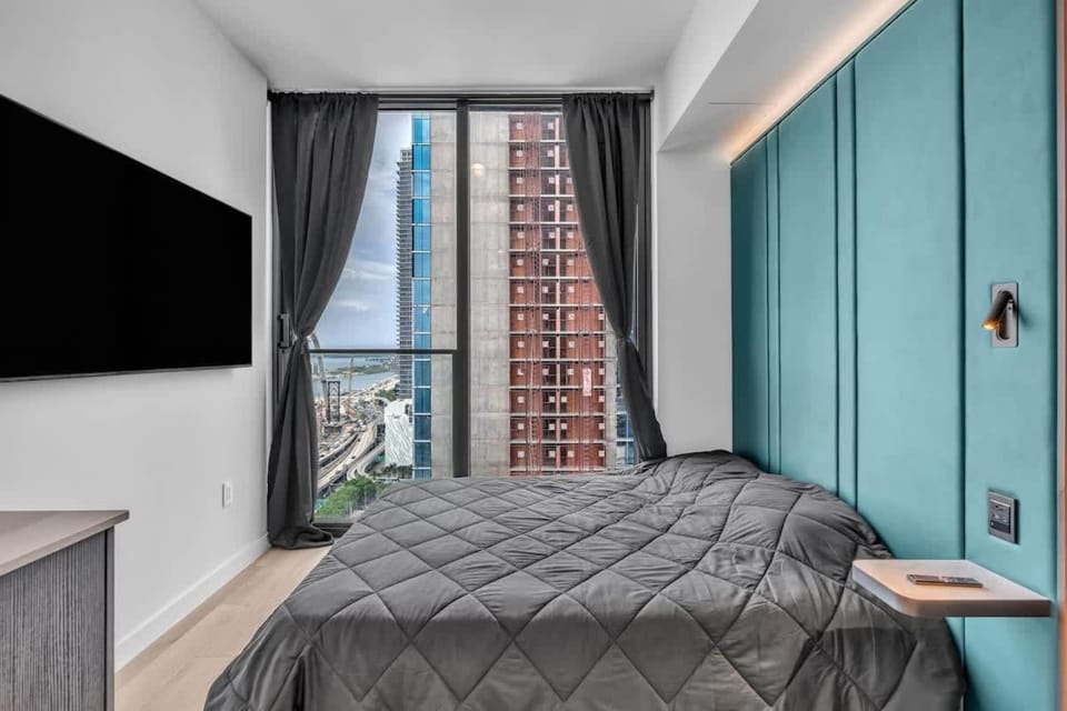 E11 Residences Studio Rooftop Pool & Free Valet House in Miami