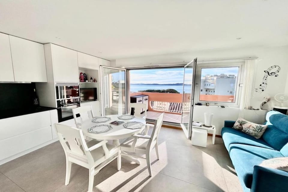 Appartement vue mer au cœur de St maxime Apartment in Sainte-Maxime
