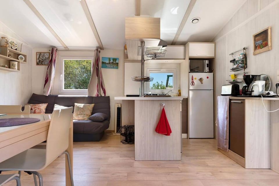 Property building, Kitchen or kitchenette, Living room