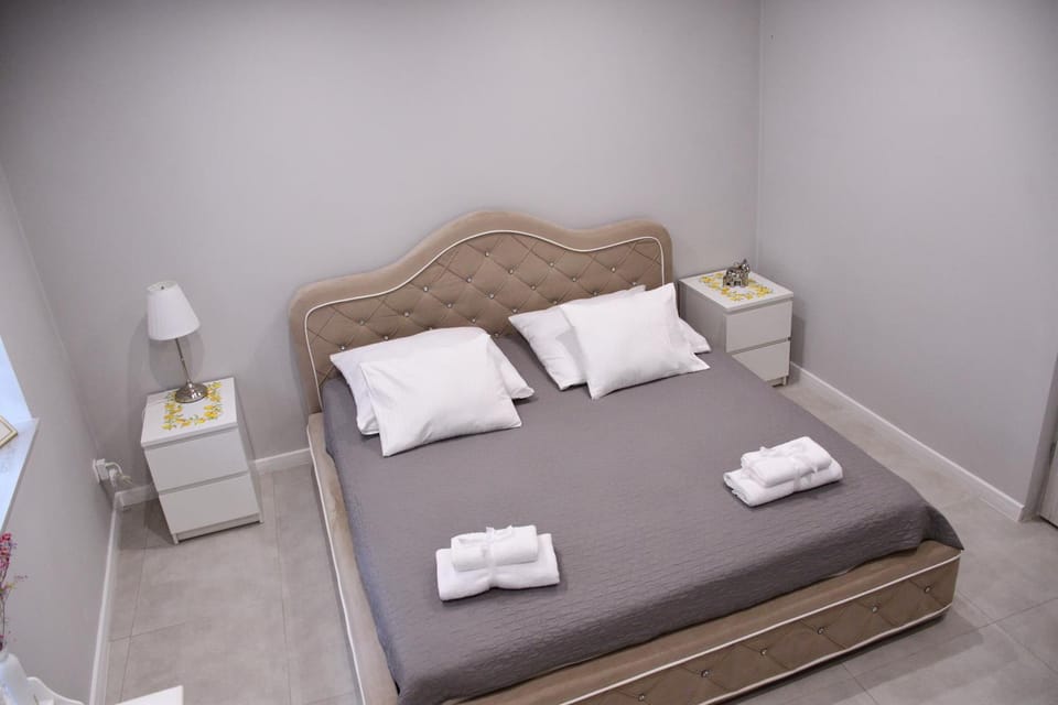 Bed, Photo of the whole room, Bedroom, towels