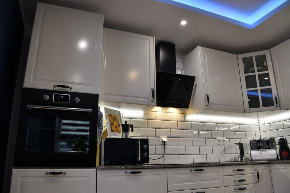 Coffee/tea facilities, Kitchen or kitchenette, dishwasher, stove, toaster
