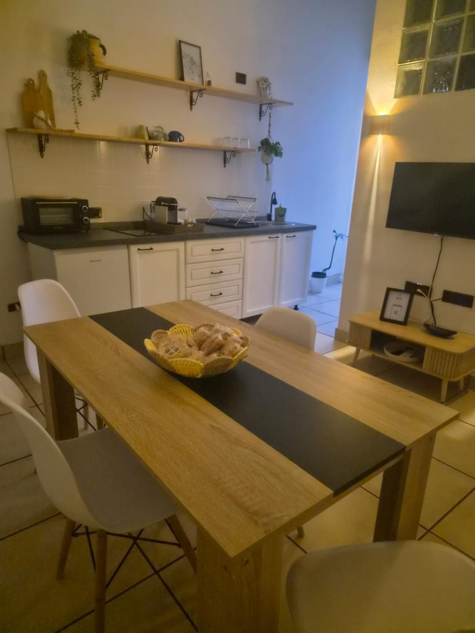 TV and multimedia, Kitchen or kitchenette, Living room, Food and drinks, Seating area, Dining area
