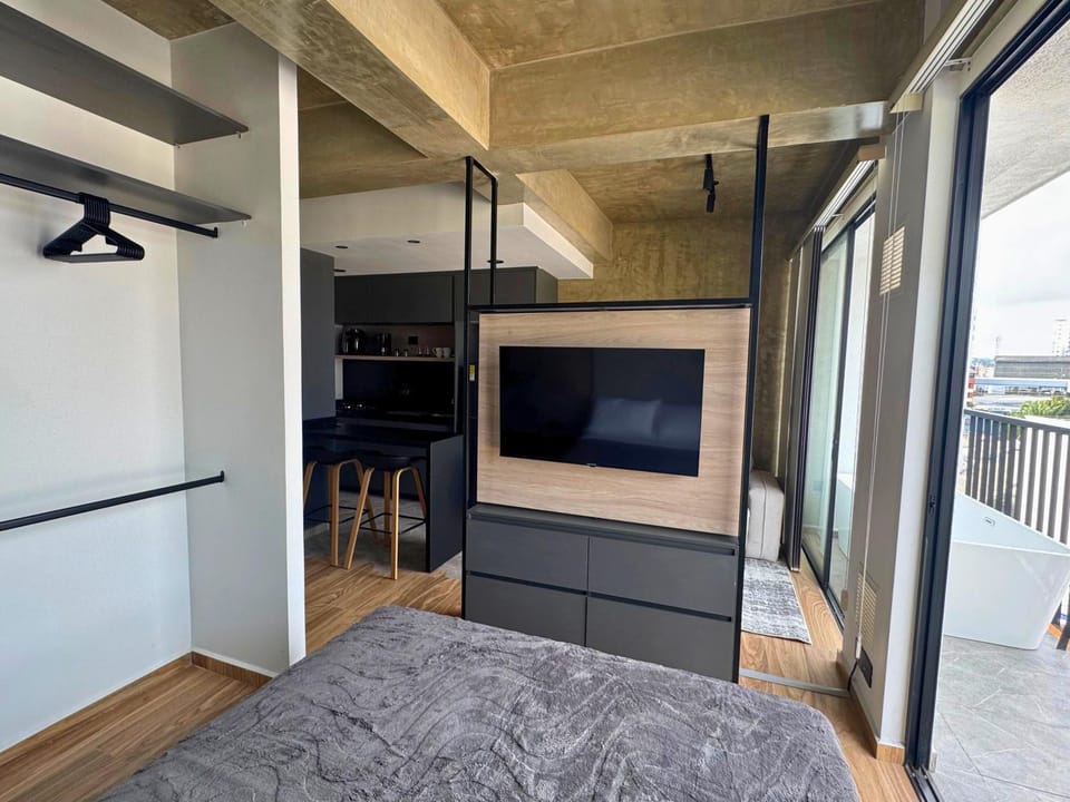 Bed, TV and multimedia, Bedroom