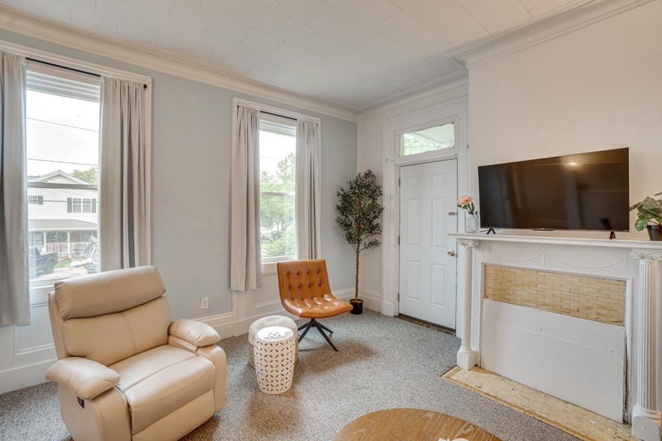 Walk to Lake Ontario, Shops & Eats! Charming Home House in Oswego
