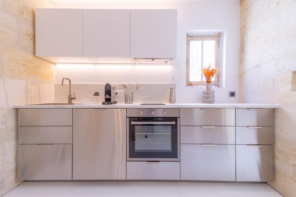 Coffee/tea facilities, oven, kitchen