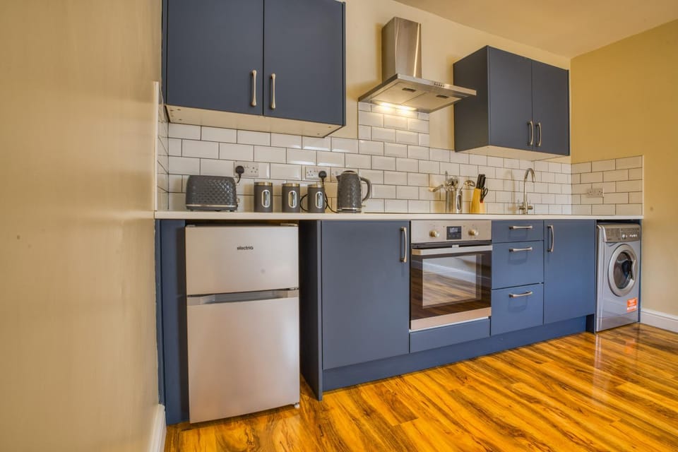 Coffee/tea facilities, Kitchen or kitchenette, oven, stove, toaster, washing machine