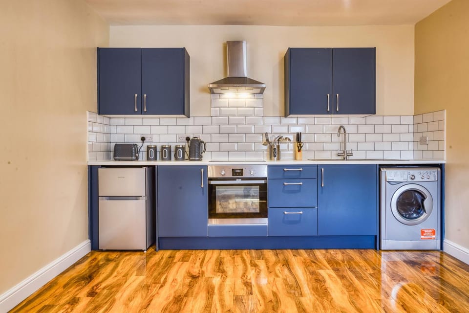 Kitchen or kitchenette, oven, stove, washing machine