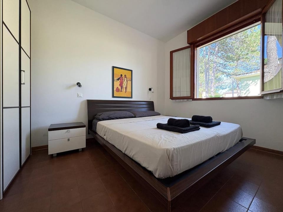 Bed, Bedroom, towels, wardrobe