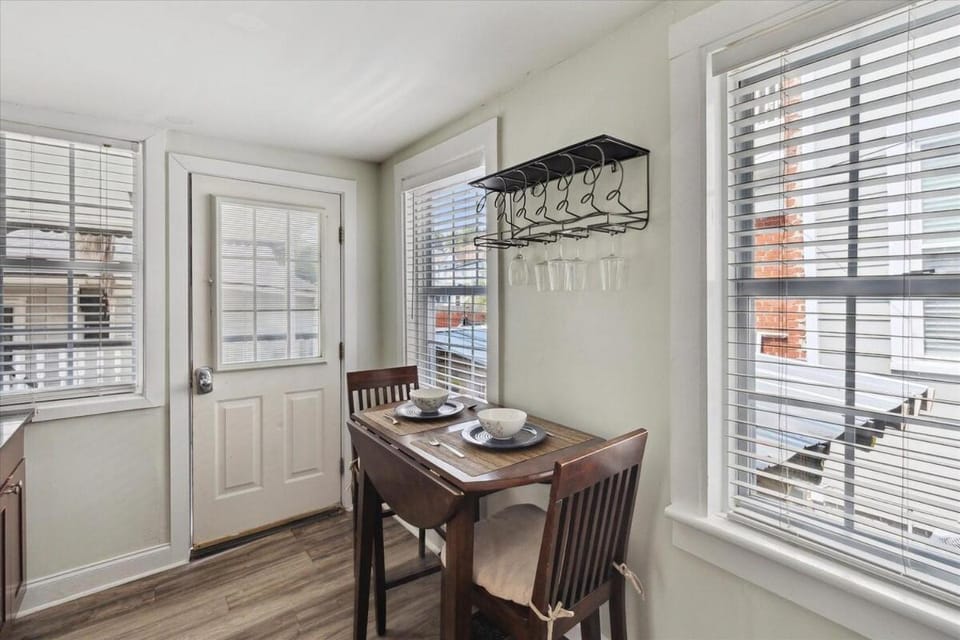 Fantastic Downtown Condo With Shared Pool! House in Savannah