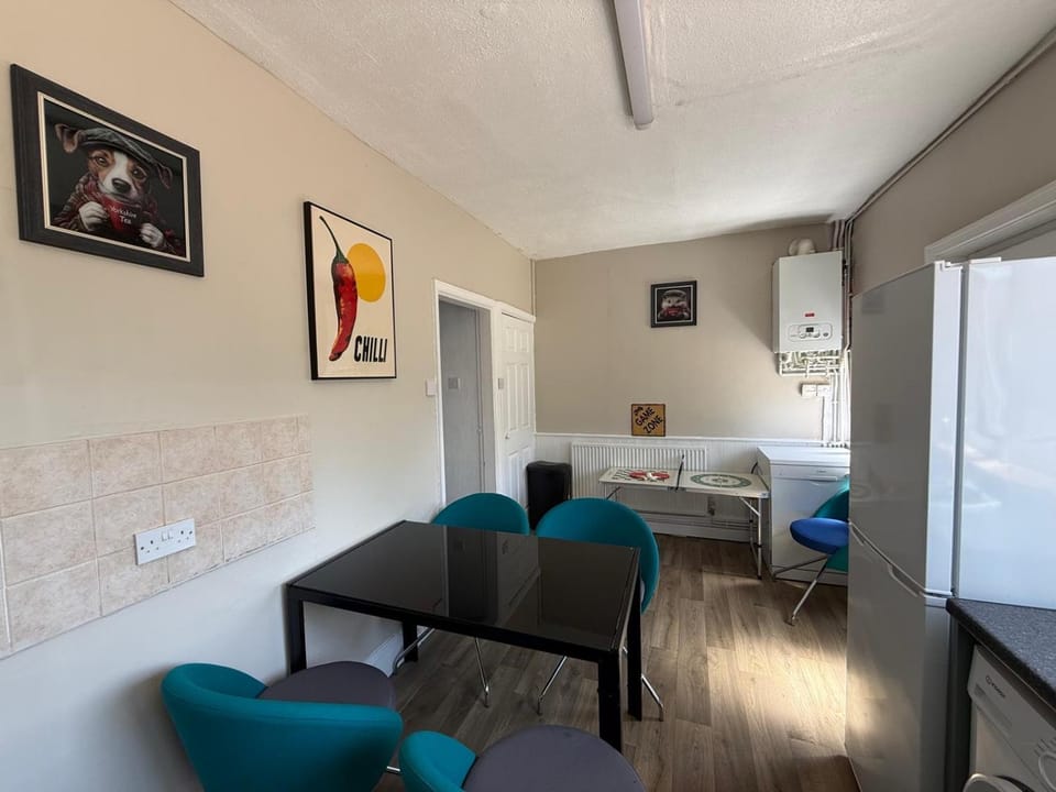 Kitchen or kitchenette, Seating area, Dining area