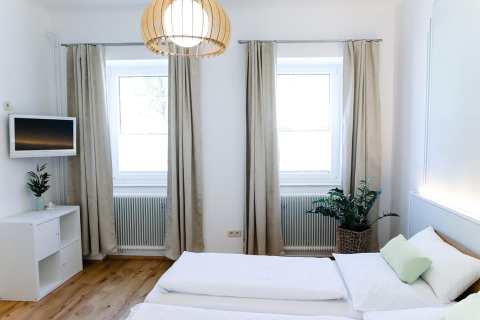 Bed, TV and multimedia, Photo of the whole room, Bedroom