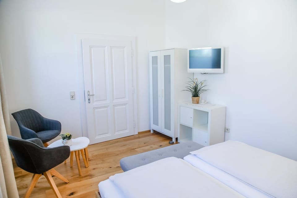 Communal lounge/ TV room, Bed, TV and multimedia, Photo of the whole room, Seating area, Bedroom