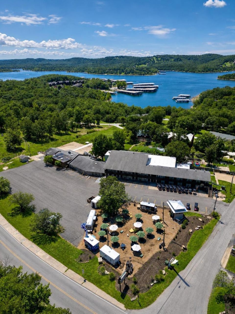 Property building, Patio, Natural landscape, Bird's eye view, Seating area, Lake view, Parking