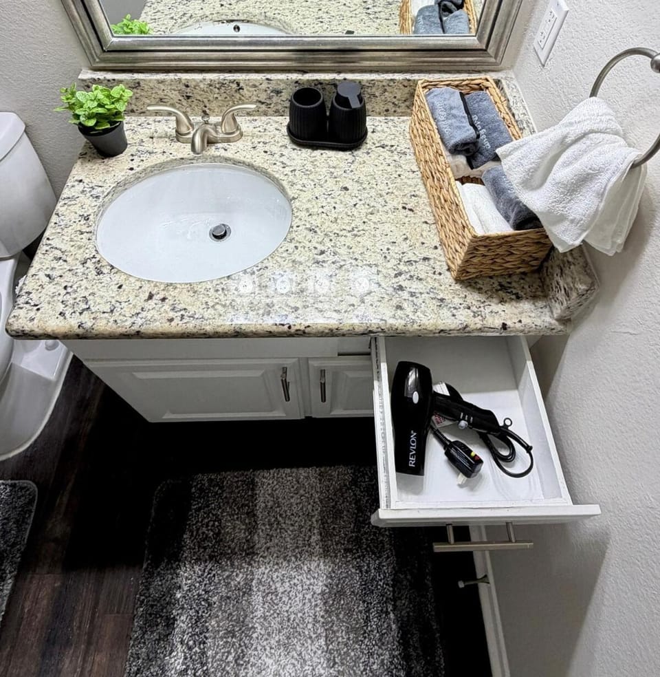 Luxury Dallas Escape- Resort View Prime Location Apartment in Carrollton