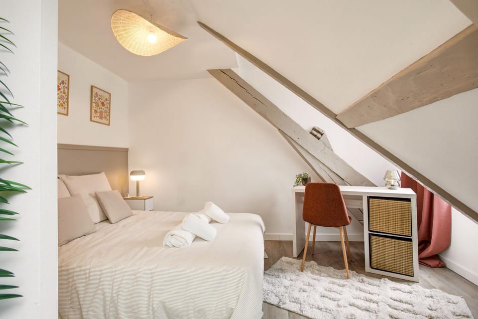 Bed, Photo of the whole room, Bedroom, towels