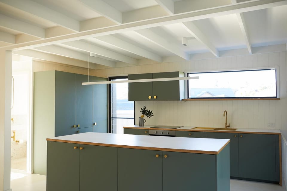 Kitchen or kitchenette, dishwasher, oven