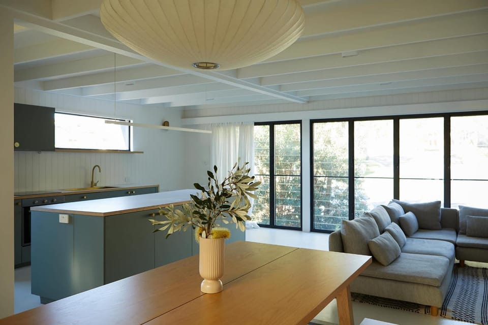TV and multimedia, Kitchen or kitchenette, Living room, Seating area, Dining area