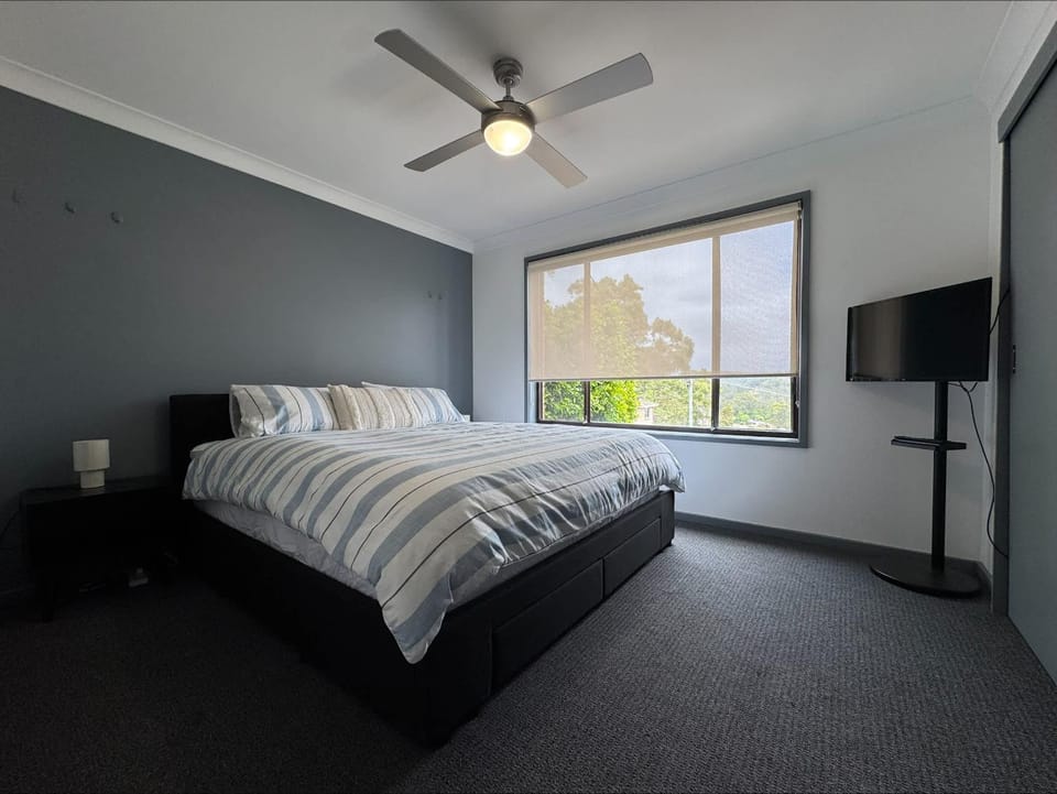 Bed, TV and multimedia, Photo of the whole room, Bedroom