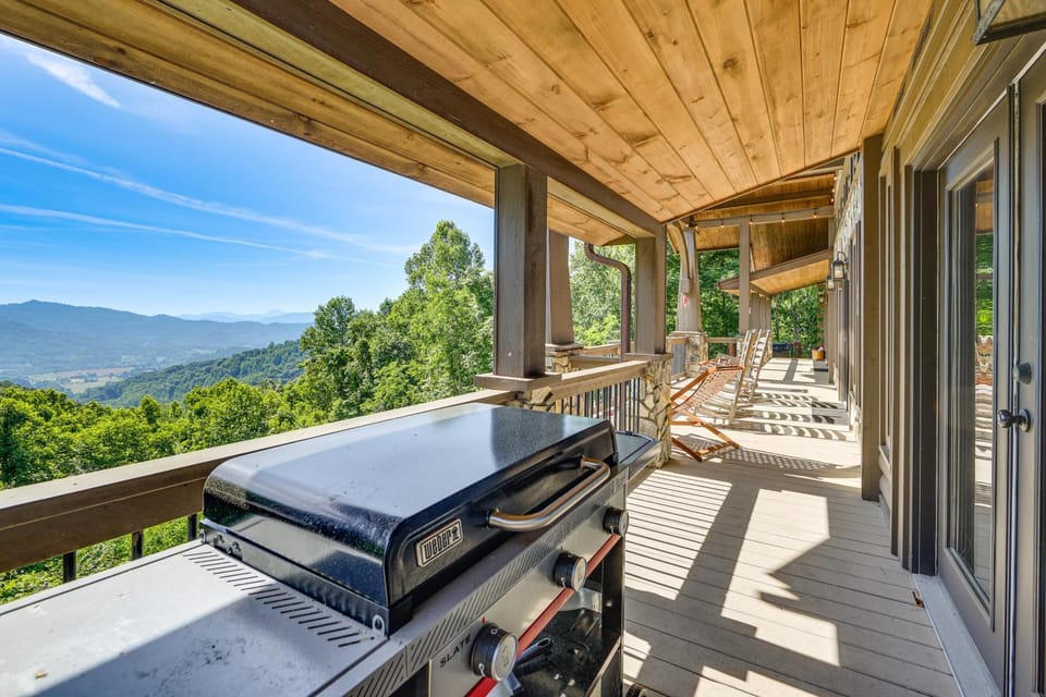 Hot Tub + Fire Pit: Spacious Waynesville Escape! House in Tennessee