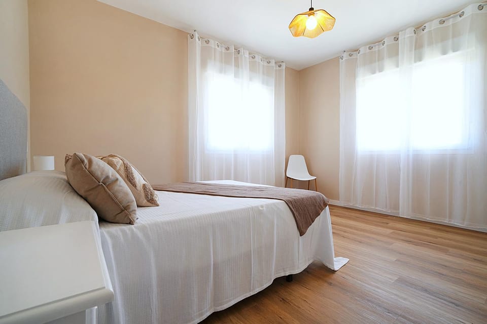 Photo of the whole room, Bedroom