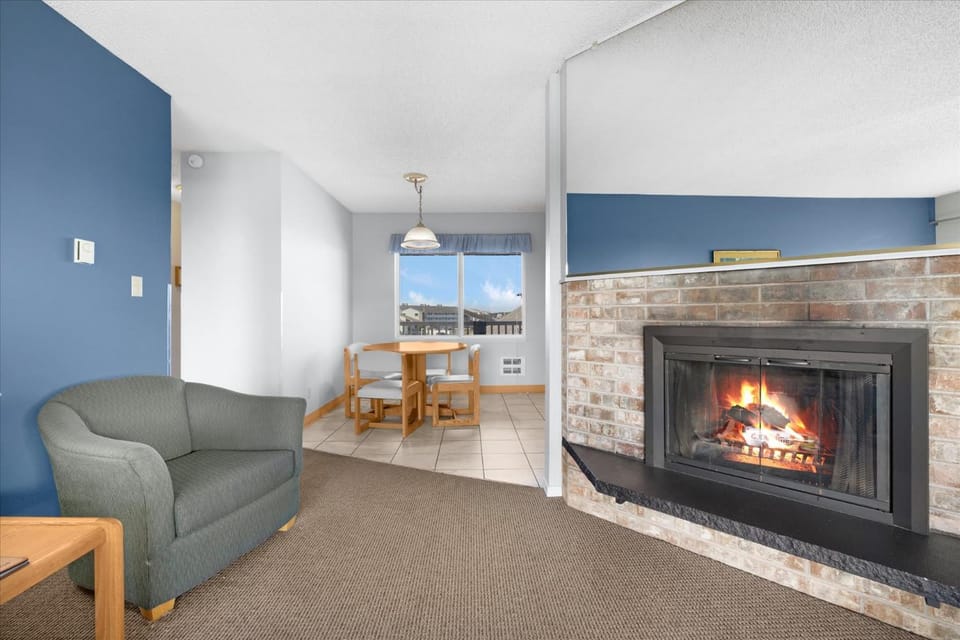 Family Suite for 6 with Kitchen and Fireplace - Pool Hot Tub and Game Room Access House in Ocean Shores