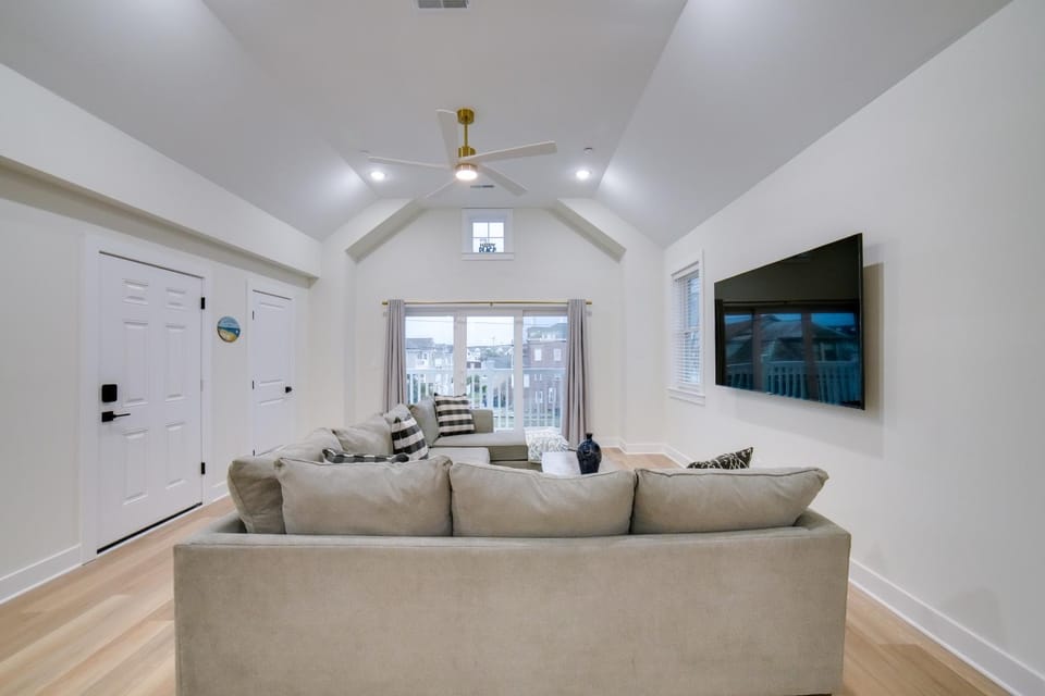 1/2 Mi to Wildwood Boardwalk! Gem w/ Rooftop Deck House in Wildwood