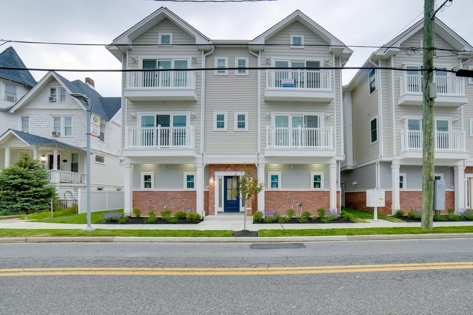 1/2 Mi to Wildwood Boardwalk! Gem w/ Rooftop Deck House in Wildwood