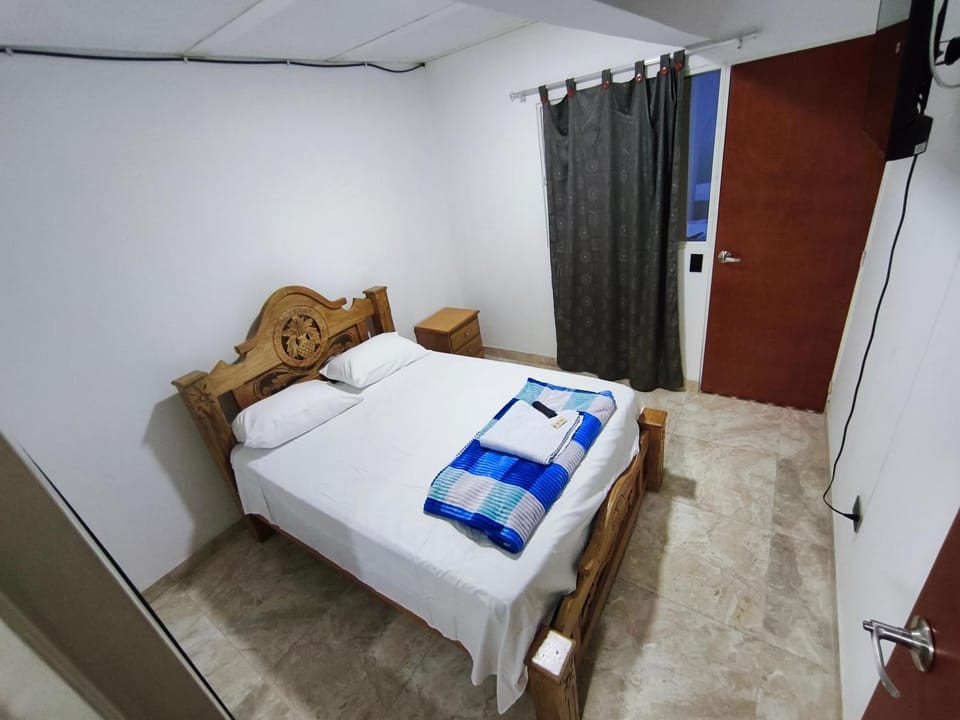 Bed, TV and multimedia, Photo of the whole room