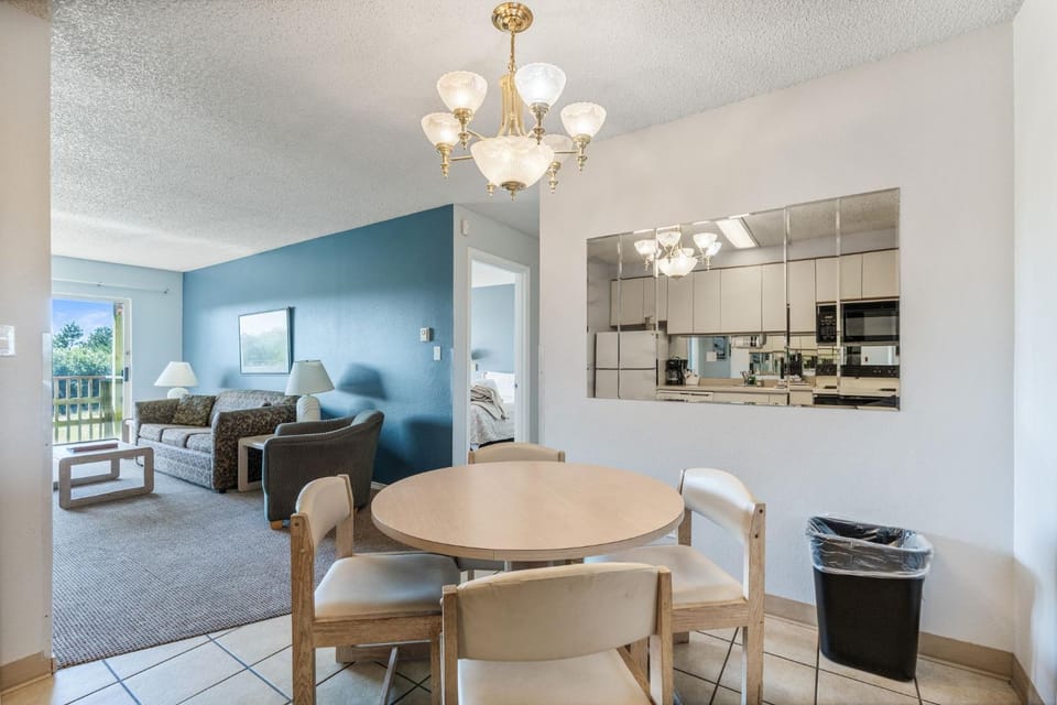 Family Suite with Kitchen - Pool and Hot Tub Sleeps 6 House in Ocean Shores