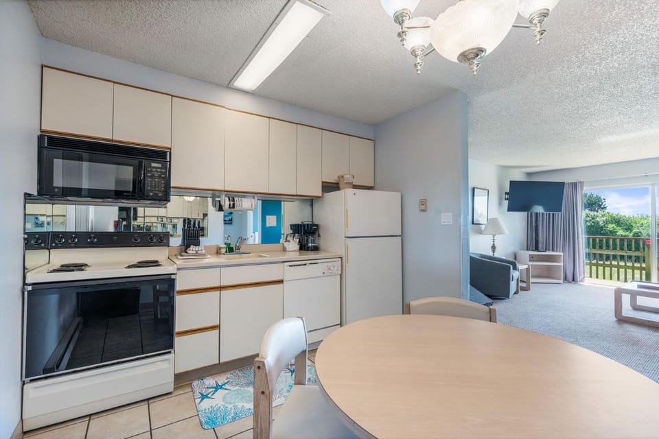 Family Suite with Kitchen - Pool and Hot Tub Sleeps 6 House in Ocean Shores