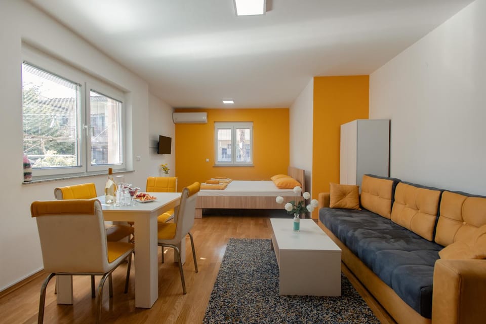 Bed, TV and multimedia, Photo of the whole room, Dining area, Bedroom