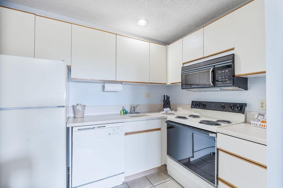 Family Condo for 6 with Kitchen and Game Room Access - Pool and Hot Tub House in Ocean Shores