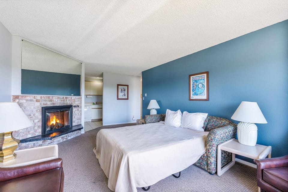 Family Condo for 6 with Kitchen and Game Room Access - Pool and Hot Tub House in Ocean Shores