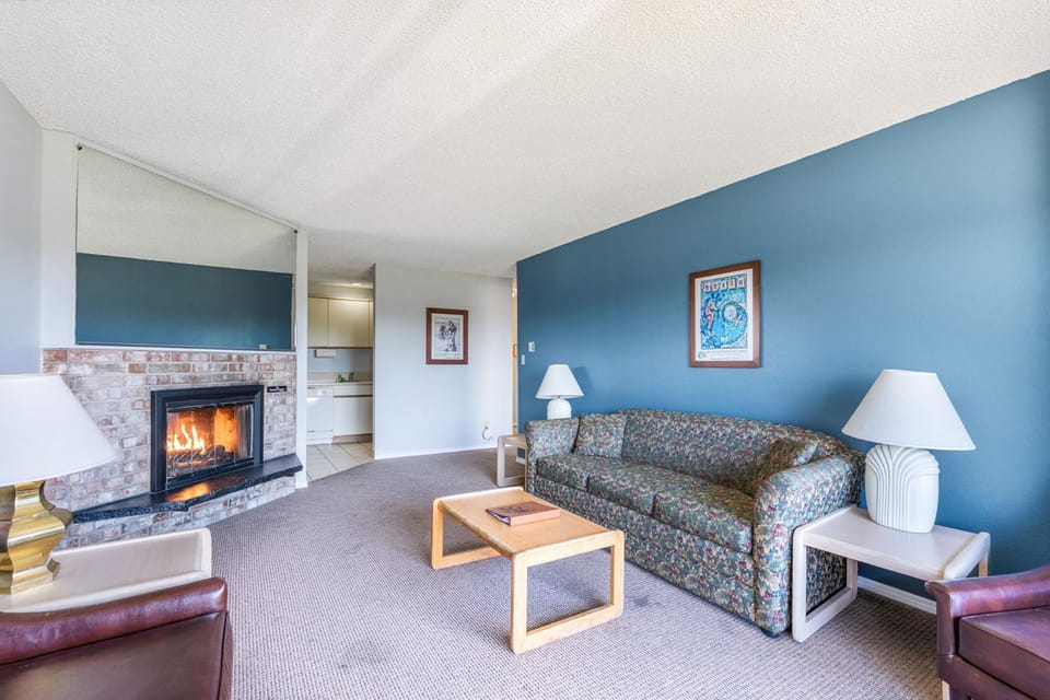 Family Condo for 6 with Kitchen and Game Room Access - Pool and Hot Tub House in Ocean Shores
