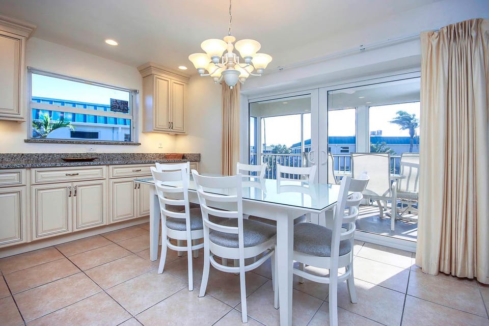 Sanibel Arms West A8/ House in Sanibel Island