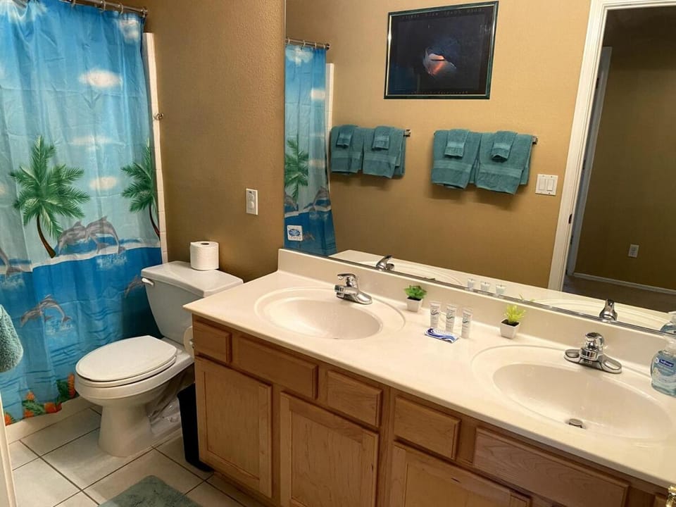 Spacious Beautiful Garden Hideaway with Patio & Grill House in Glendale