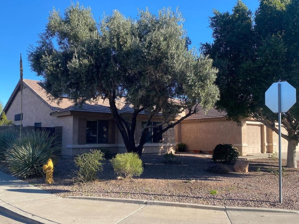Spacious Beautiful Garden Hideaway with Patio & Grill House in Glendale