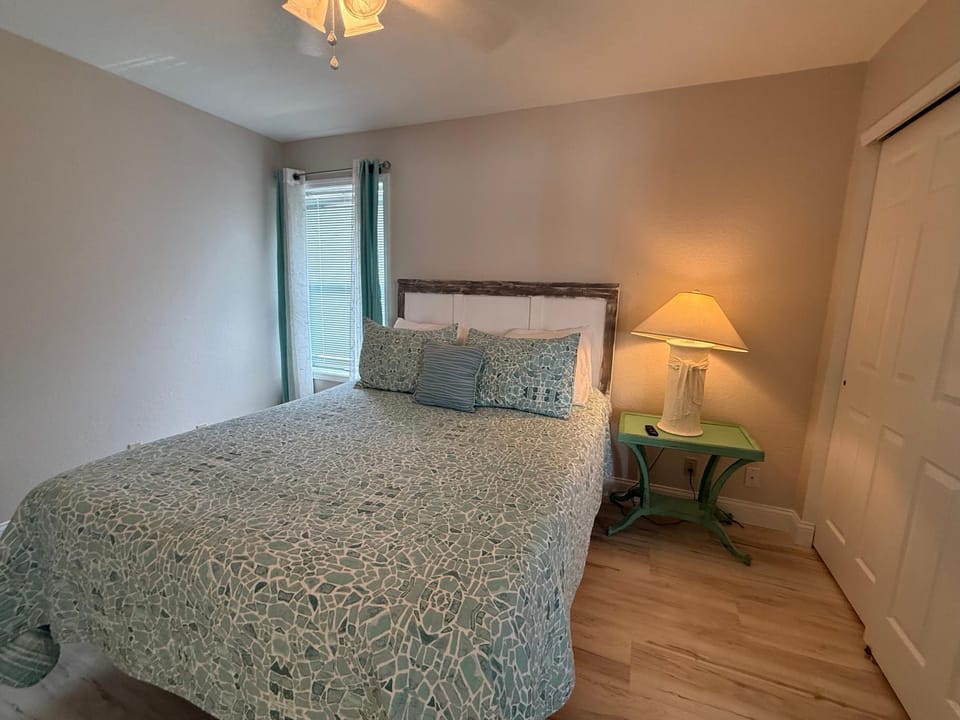 Spacious Lakeview Condo with 3 BR3 BA and Pool House in Village Four Seasons
