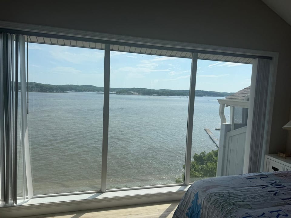 Spacious Lakeview Condo with 3 BR3 BA and Pool House in Village Four Seasons