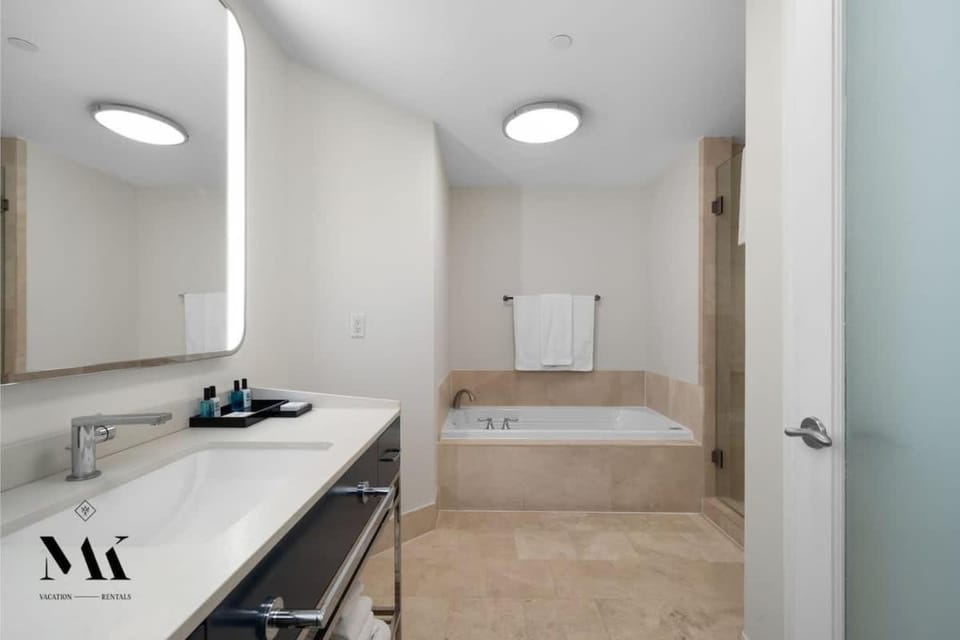 Fontainebleau High Floor with Ocean & Resort Views House in Miami Beach